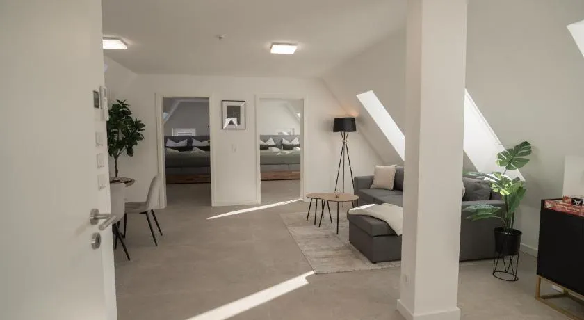 FEEL GOOD HOMES Ruhig-Klimaanlage-WLAN-Regendusche - Image 1