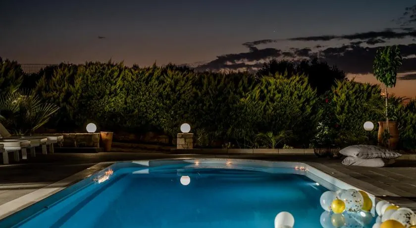 EVI'S Cosmopolitan Villa (GOLD MEMBER DE LA COLLECTION SMARIS) - Image 1