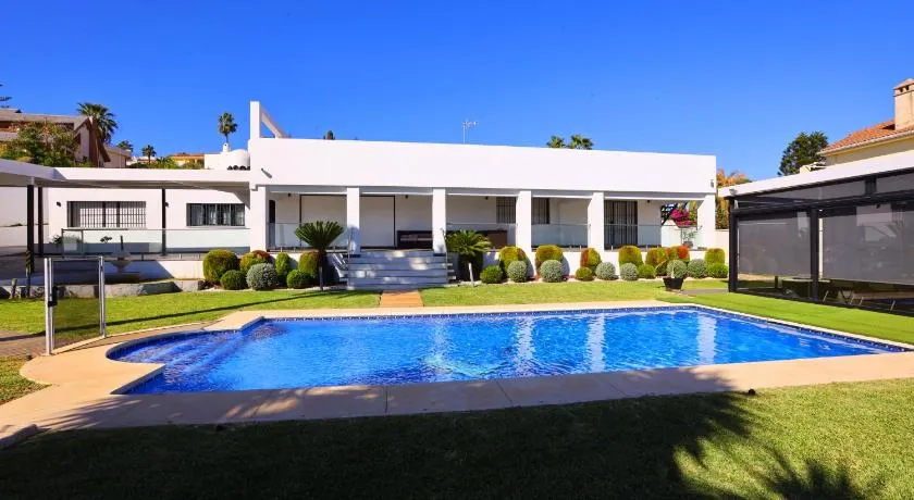 Luar Preciosa Villa En Malaga - Image 1