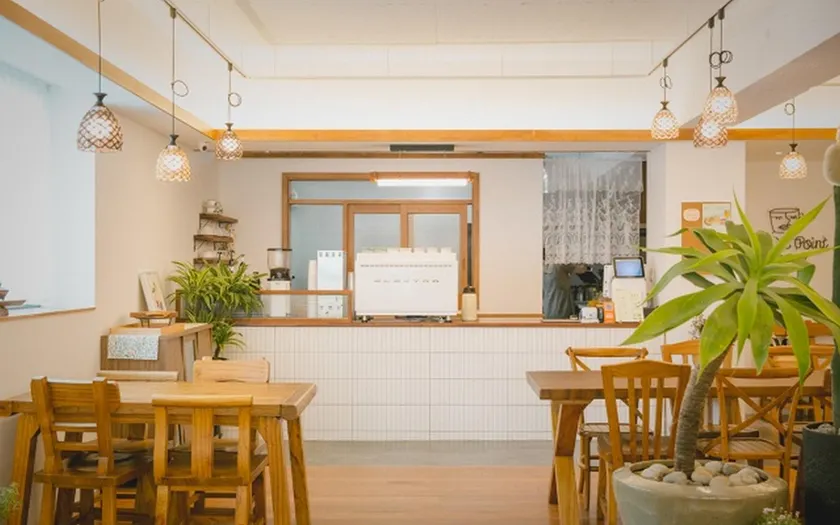 Brown-Dot Hotel Choeup - Image 1