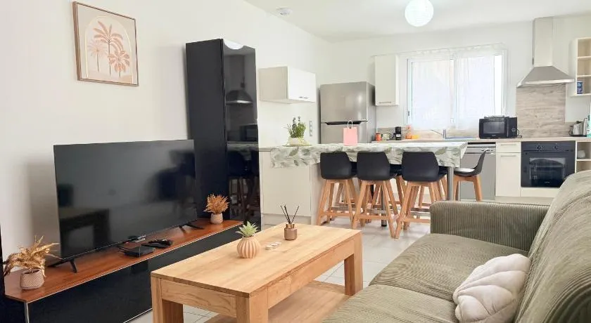 TRIO HOME,3 chambres, parking privé gratuit, wifi haut débit, 10min LA ROCHELLE,15min île de ré - Image 1