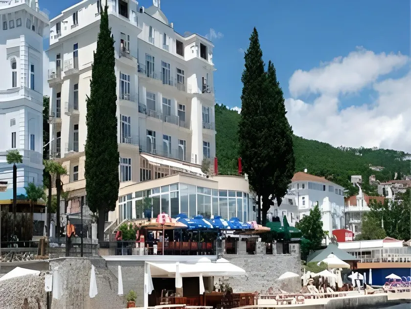 Hotel Savoy - Image 1