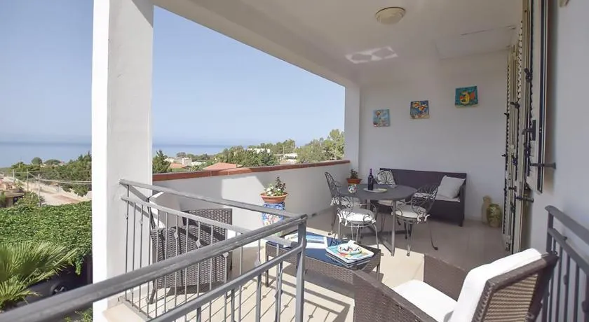 Charming Apartment in Sciacca with Sea View - Image 1