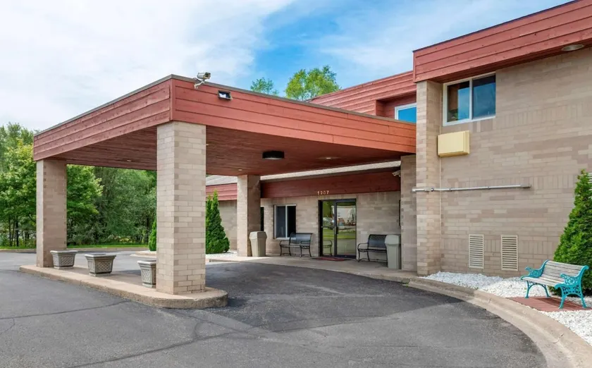 CORATEL INN & SUITES BY JASPER RIVERFALLS - Image 1