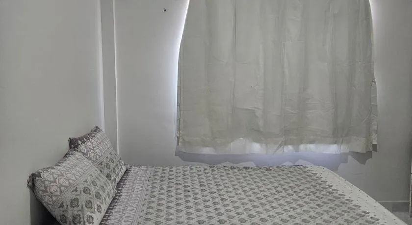 Quarto para dois com ar-condicionado em apartamento compartilhado - Image 1