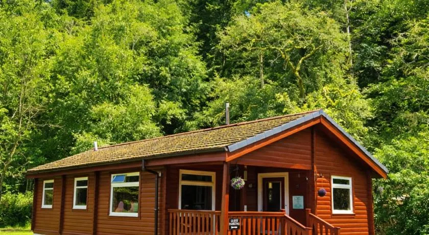 Antler Lodge Traditional Log Cabin - Image 1