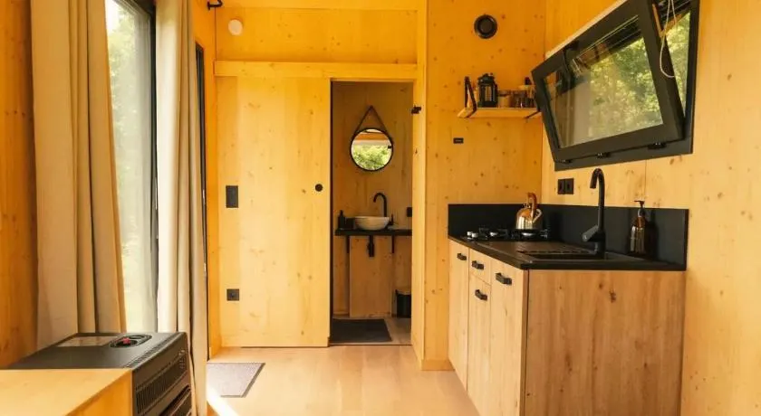 Courneillac - Parcel Tiny House - Tiny house vue Pyrénées entourée par les chèvres MAE-5233 - Image 1