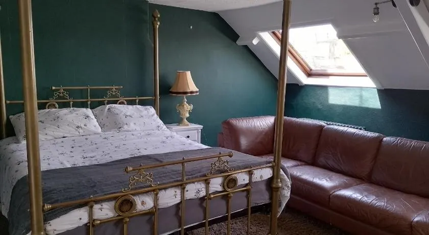 Bear House B&B, Ensuite room above the Brachio Cafe, Colyton - Image 1