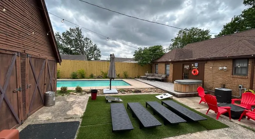 In-ground pool, hot tub, fire pit, massage room! - Image 1