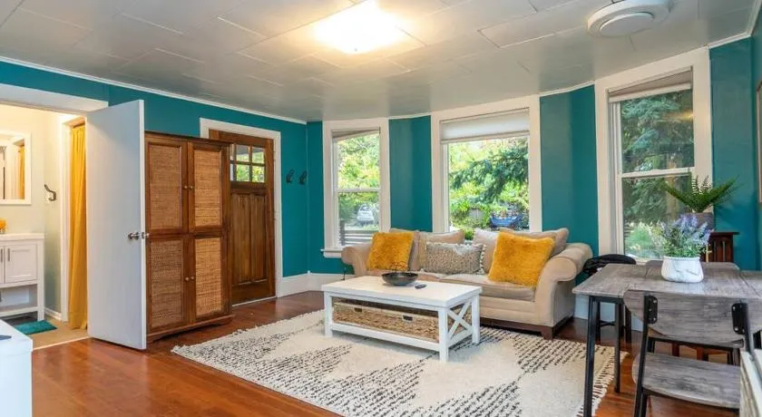 Large funky 2 or 3 bedroom unit in prime location - Image 1