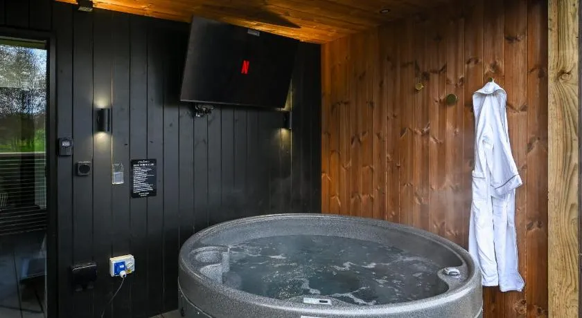 Staining Luxury Lodges - Image 1