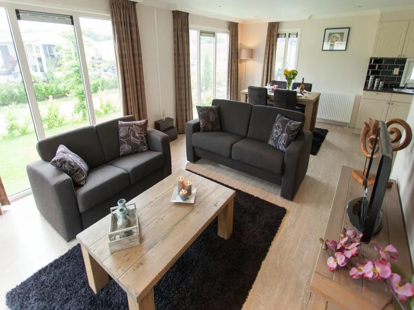 Spacious chalet with pool for 4 - Image 1