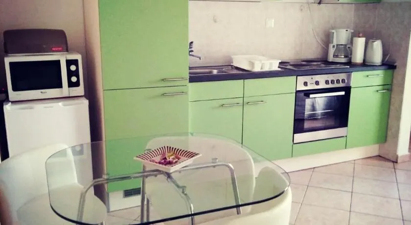 Sweet green apartment with garden - Image 1