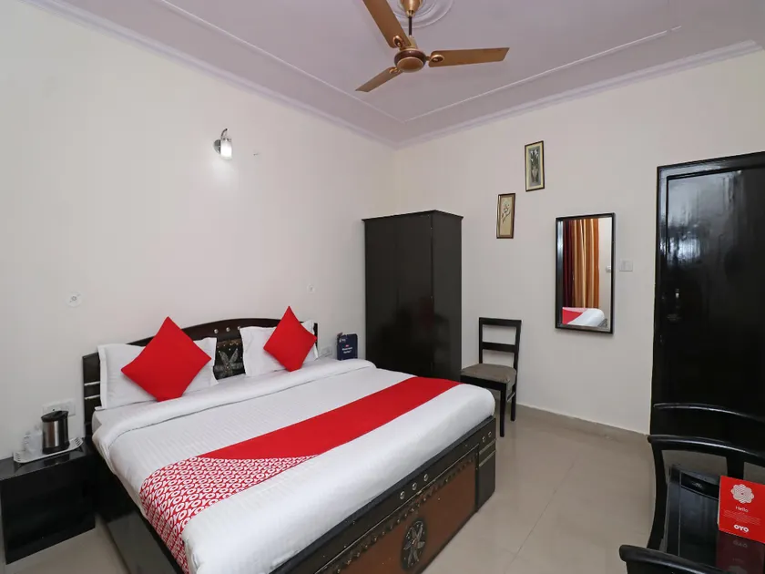 OYO 27818 Hotel Traveller Inn - Image 1