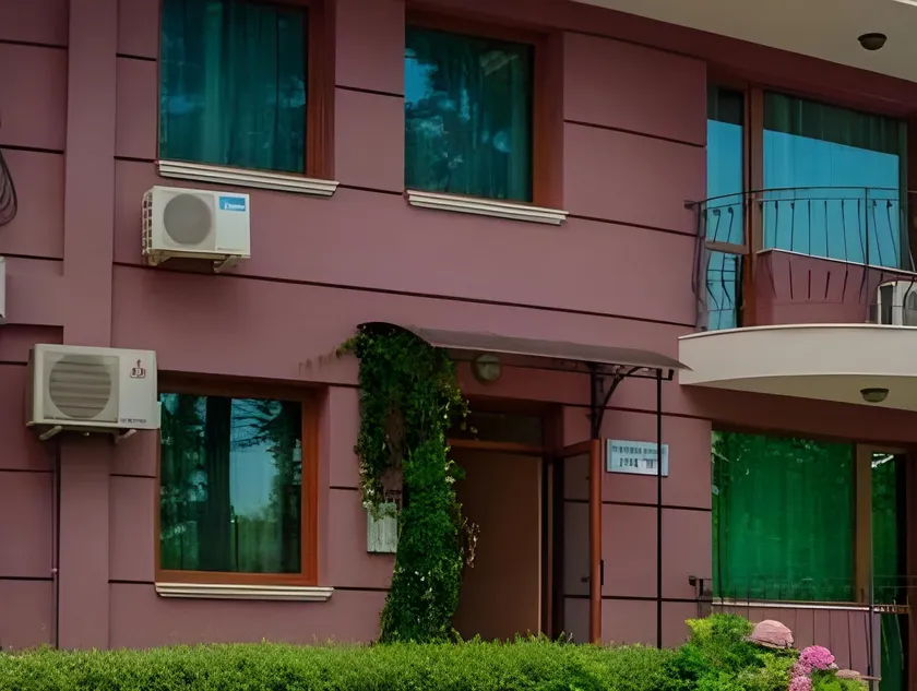 Purple Star Apartments - Image 1