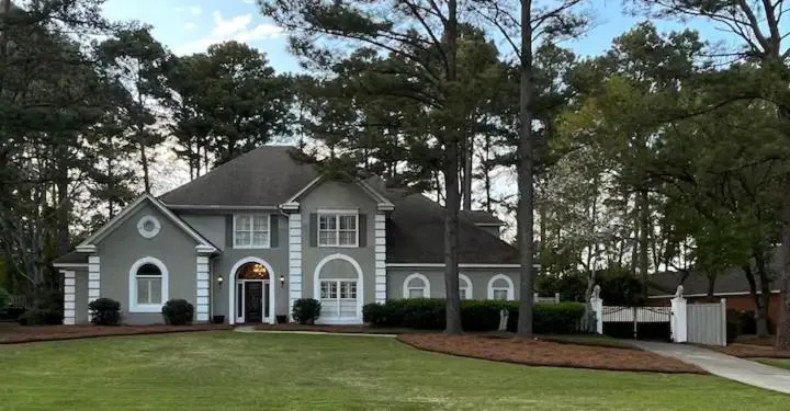 Luxurious Gated Residence on a Prestigious Golf Course - Sleeps 12 - Image 1