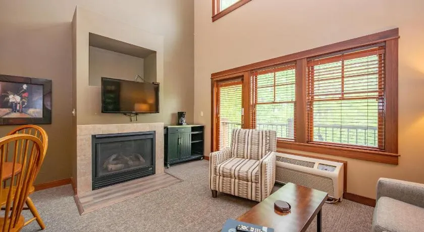B206 One Bedroom & Loft Lake View - Image 1
