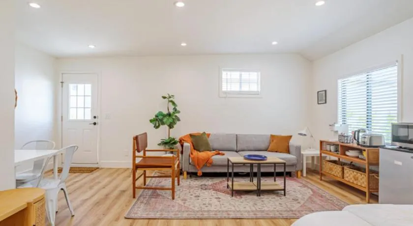 Cute Guest Studio near Universal Studios sleeps 4 - Image 1