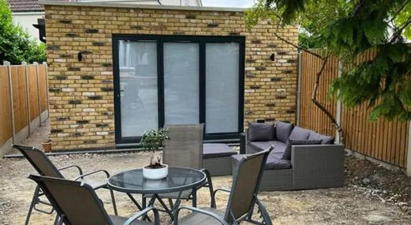 Modern Studio with parking in shared garden - Image 1