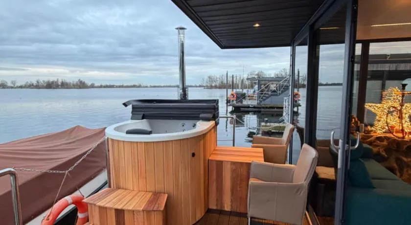 Exclusieve Houseboat La Mare 12 x 5 meter met sauna, hottup en airco - Image 1