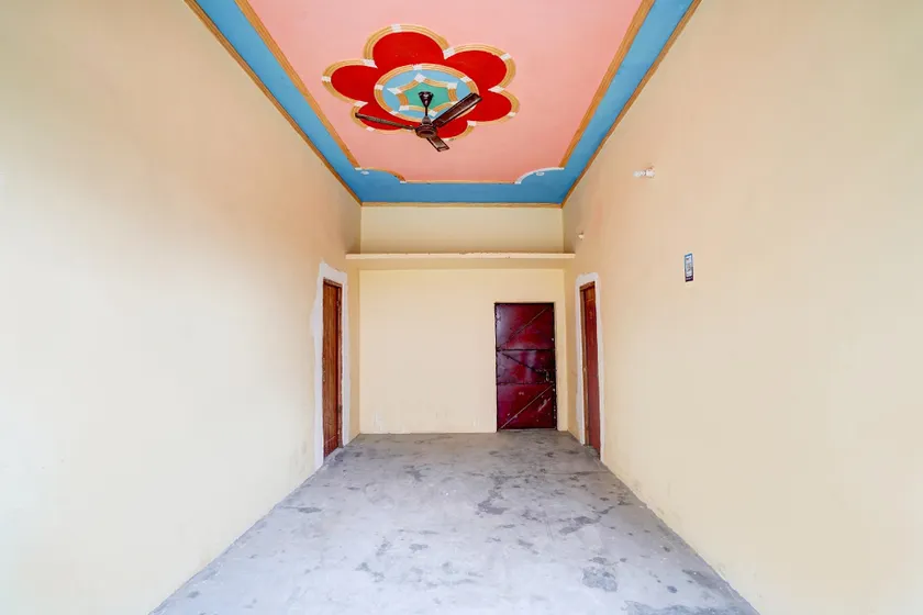 Hotel O M K Guest House - Image 1