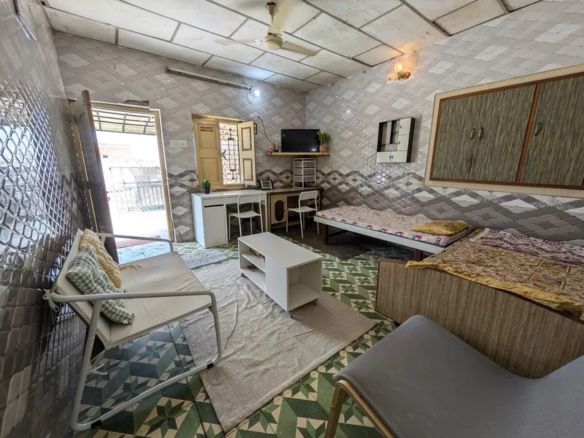 20 minutes from City | Village Home! - Image 1