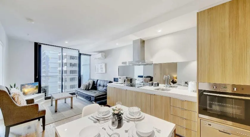 Bright 2BR Apartment City Views & Central - Image 1