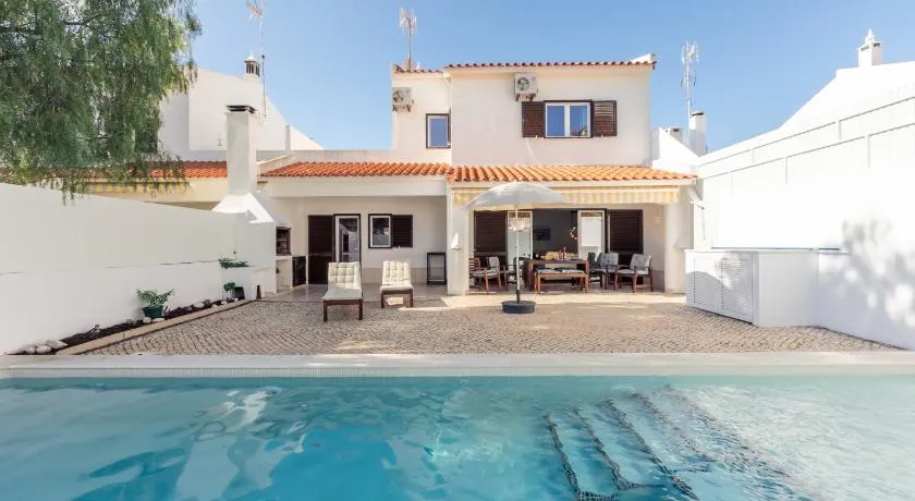 Modern Algarve Villa with Heated Pool and Beach Access - Image 1