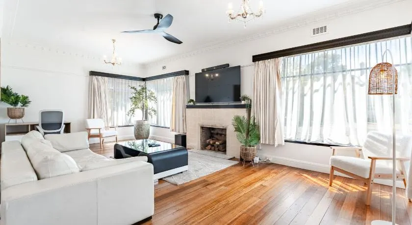 3 Bedrooms By The Lake, Top Location - Image 1