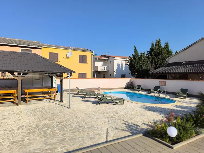 Apartamento con barbacoa, piscina y jardín | Vistas al jardín | Se admiten mascotas - Image 1