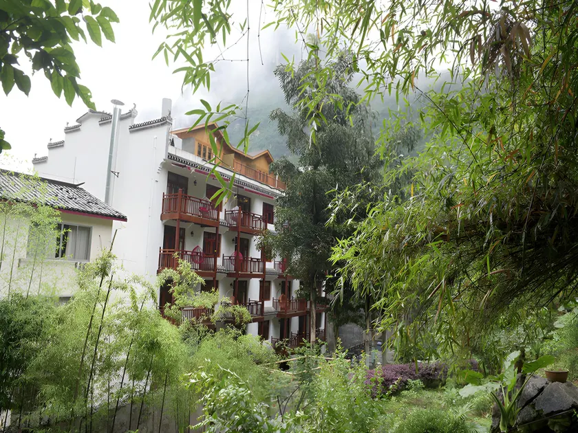 Alley Mountain View Garden Hotel - Image 1