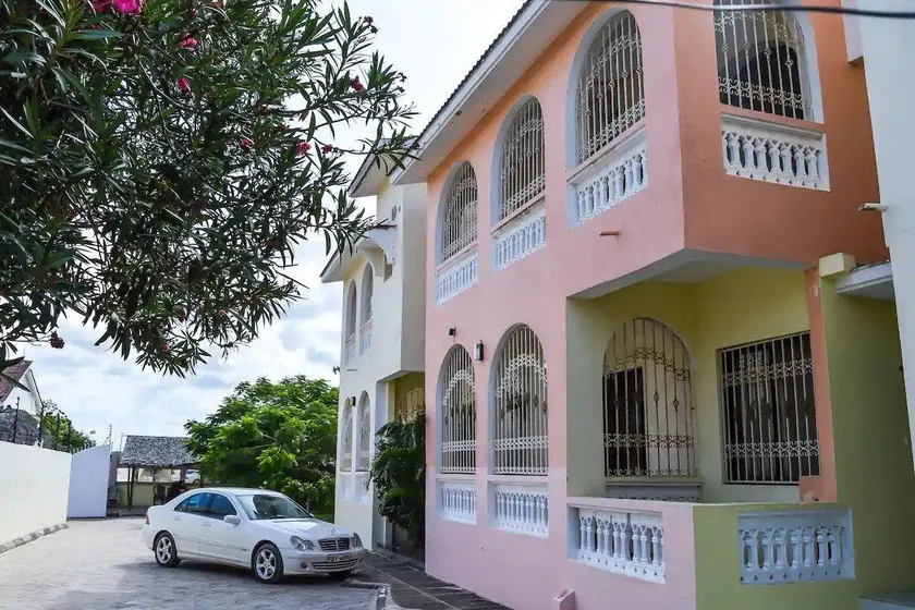 Platinum Hotel - Image 1