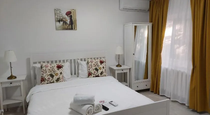 Vila de pe Lac Amara - Image 1
