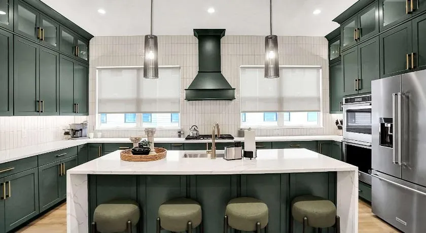 Luxury Townhouse with Fireplace Rooftop Deck Close to Downtown-Family Friendly - Image 1