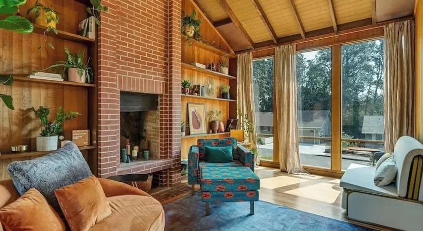 Capitol Cabin - Image 1