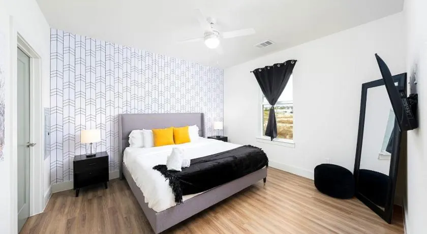 Refined Living in a Vibrant Locale Dream Stay - Image 1