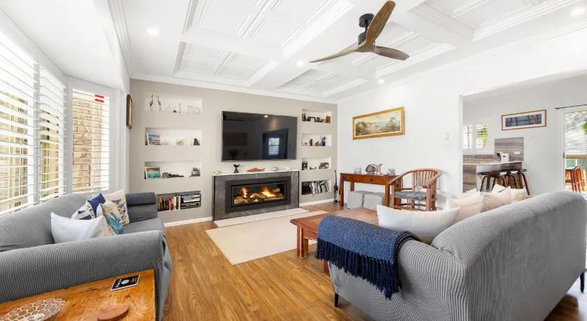 Dolphin Cove - Pet Friendly with Fireplace - Image 1