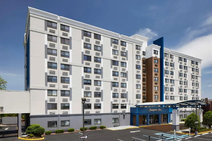 Hampton Inn by Hilton Newark Airport - Image 1