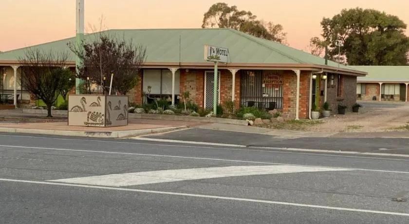 Lake Albert Motel - Image 1