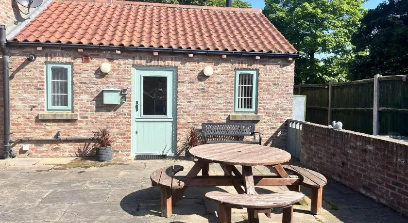 One bedroom barn with free parking - Image 1