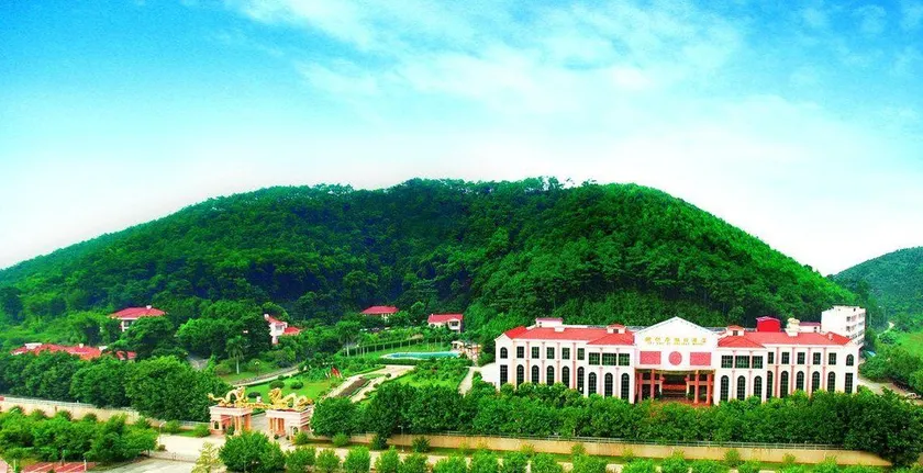 Zuiranju Holiday Hotel - Image 1