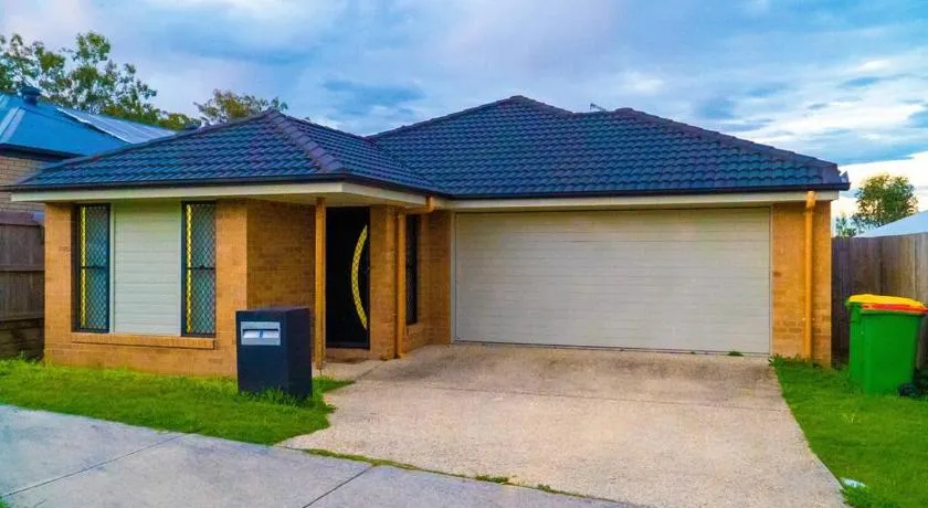 Family home with free parking close to everything - Image 1
