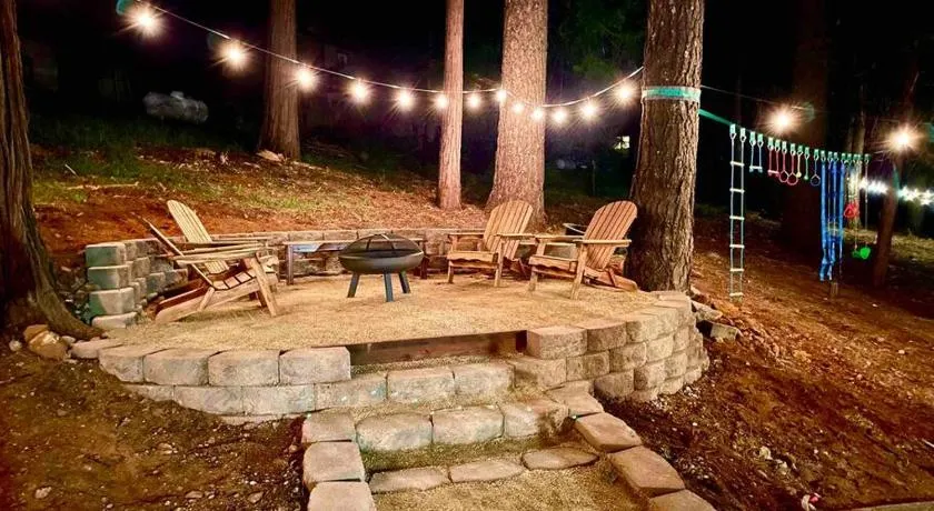 FirePit~Horseshoes~King Bed~Near Lake, Wine, Farms - Image 1