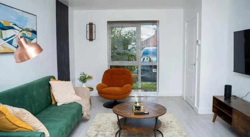 Modern 2BR Home in Manchester - Image 1