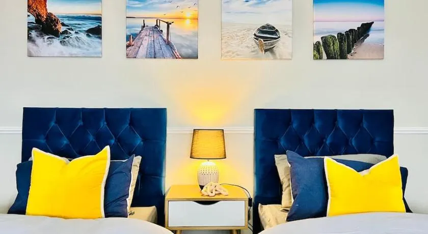 Beach Vibes in Southend-On-Sea by Artisan Stays I Free Parking - Image 1