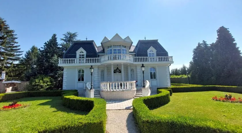 Castle Garden *** - Image 1