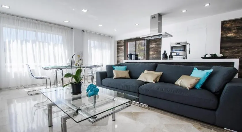 Gorgeous 170 sq.m. penthouse with sea view terraces - Image 1