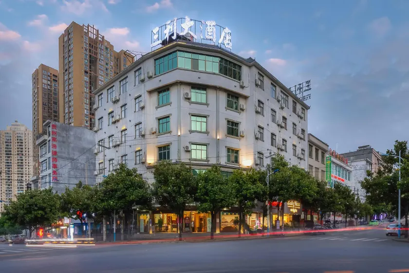Sanli Hotel - Image 1