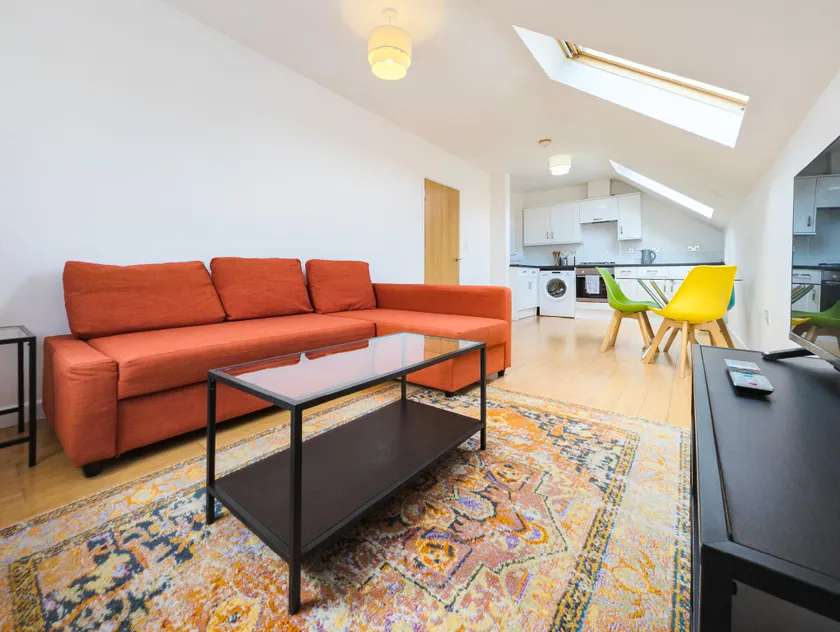 Clean & Bright 1 Bed Apartment - Image 1