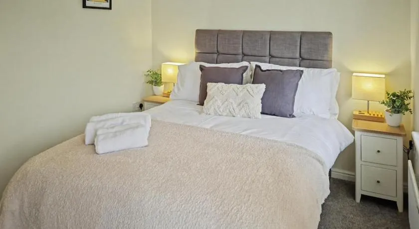 Premium 2Bed Parking Near NEC,BHX,JLR,Sleeps 5 - Image 1